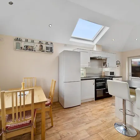 Pass The Keys Spacious Home From Home With Large Garden Малтон