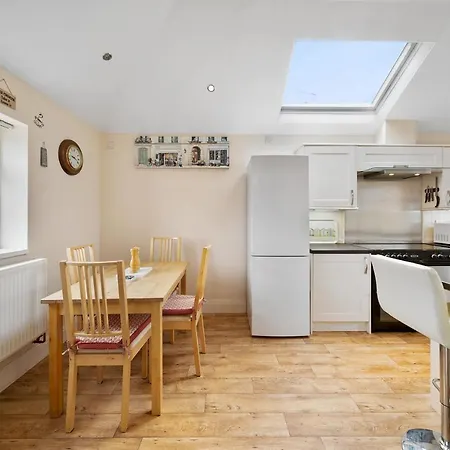 Дом отдыха Pass The Keys Spacious Home From Home With Large Garden