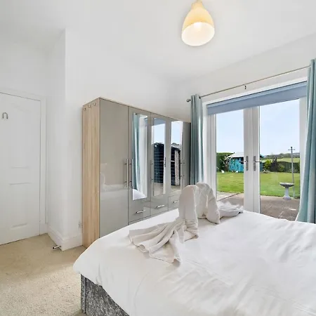Дом отдыха Pass The Keys Spacious Home From Home With Large Garden Малтон