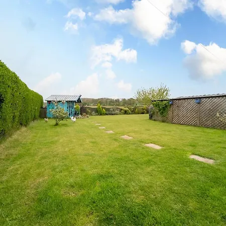 Pass The Keys Spacious Home From Home With Large Garden Дом отдыха